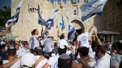 Правые активисты планируют пройти с флагами Израиля по арабским районам Лода и Рамле