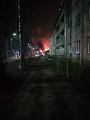 Мини-апокалипсис в Великом Устюге: горит дом, горят деревья, отключено электроснабжение