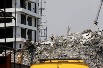Число погибших при обрушении здания в Нигерии увеличилось до 20 человек - aif.ru - Франция - Нигерия - Лагос - Reuters
