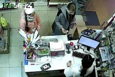 В Курске разыскивают девушек, подозреваемых в серии краж с чужой банковской карты