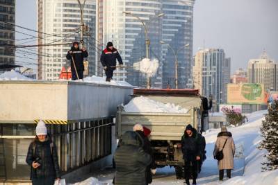 В Новосибирске будут убирать снег круглосуточно в праздничные выходные