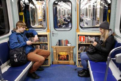 На станции метро «Площадь Александра Невского» оштрафовали четырех безмасочников