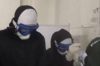 «Оставайтесь дома»: врачи из Красноярска сняли леденящее душу видео из «красной зоны»