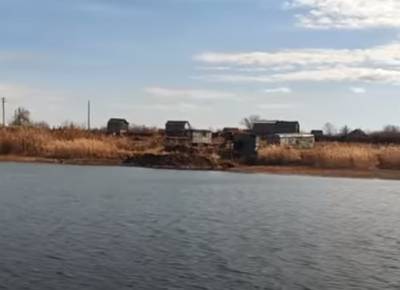 Жители Локомотивного пожаловались на загрязнение пруда нечистотами