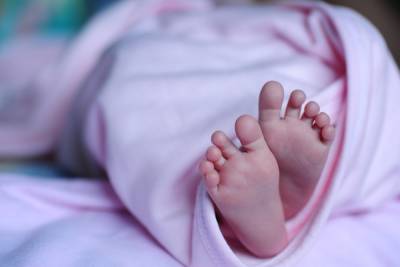 В Омской области новорожденную девочку подкинули на крыльцо инфекционной больницы
