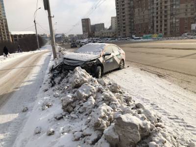 "Пора Варламова вызывать!": в Новосибирске на обочинах дорог выросли снежные кучи