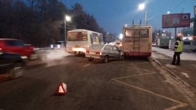 В Челябинске водитель Лады на летней резине сбил водителя троллейбуса