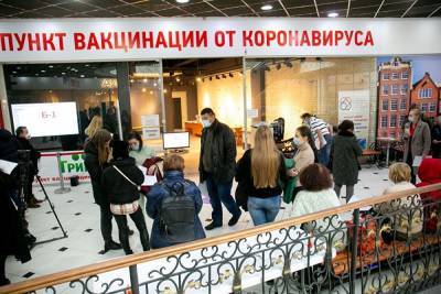 Людей, стоящих в очереди на вакцинацию в ТРЦ «Гринвич» в Екатеринбурге, начали поить чаем