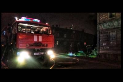Спасатель не при исполнении вывел людей из горящего дома в Архангельске