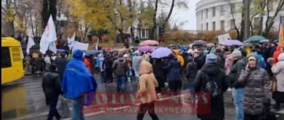 «Антивакцинаторы» перекрыли движение возле Верховной Рады: видео