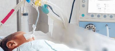 Малыш, избитый отцом до полусмерти, второй год лежит под ИВЛ в больнице Петрозаводска