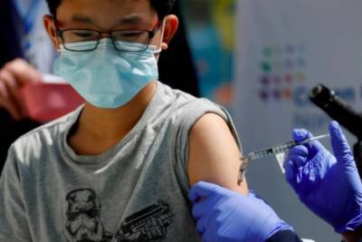 В Индонезии разрешили препаратом Sinovac вакцинировать от коронавируса детей 6-11 лет