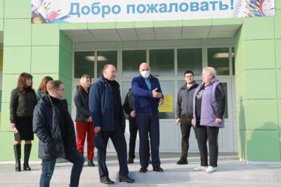 Игорь Артамонов проверил ход строительства школы, ДК и медкомплекса в Добровском районе