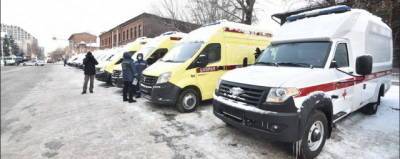 Губернатор Андрей Травников вручил медикам ключи от 33 машин скорой помощи