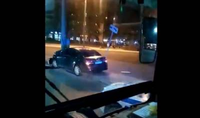 На площади Ленина в Рязани легковой автомобиль врезался в столб