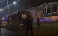 На Хмельнитчине полиция заблокировала автобус с антивакцинаторами, они пытались перекрыть дорогу. Видео