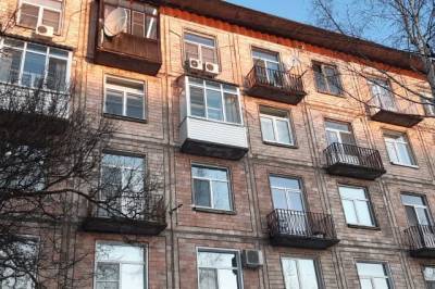 Упав с высоты седьмого этажа дома, в центре Саратова погибла женщина