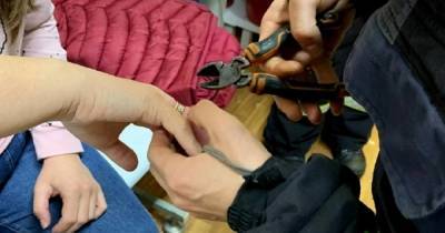 На Кировоградщине вызывали спасателей, чтобы срезать кольца с пальца женщины (ФОТО)