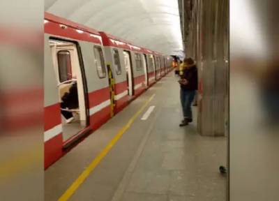 Школьник написал sms однокласснице и упал на рельсы в метро Петербурга