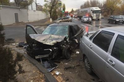 В Волгограде в тройном ДТП пострадали 2 водителя иномарок