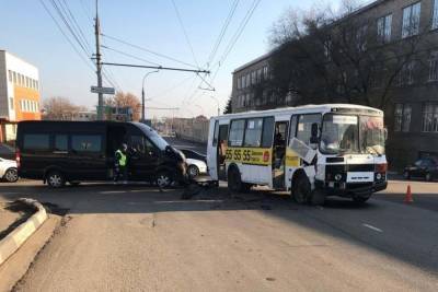 Иномарка столкнулась с автобусом в Тамбове: пострадала женщина