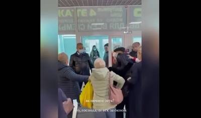 Видео дня: в Бурятии женщины без QR-кодов взяли штурмом магазин