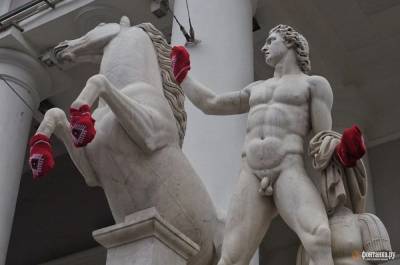В Петербурге задержали мужчин, которые надевали варежки на скульптуры