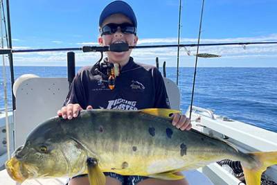 11-летний рыбак поймал крупного золотого каранга и установил два мировых рекорда