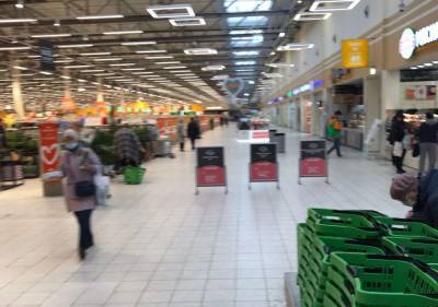 Гипермаркет «Глобус» практически опустел после введения коронавирусных ограничений в Рязани
