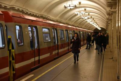 В Петербурге врачи спасают 13-летнего школьника, попавшего под поезд в метро