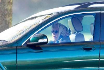 95-летнюю Елизавету II вновь заметили за рулем Jaguar
