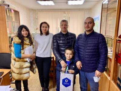 Многодетной семье из Ломоносовского района вручили ключи от квартиры