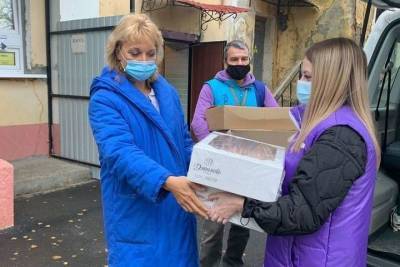 Брянские волонтеры привезли врачам сладости