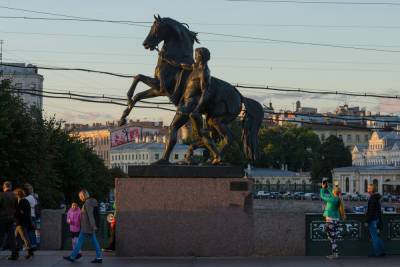 Петербуржцев задержали за попытку нарядить по-новогоднему коней на Аничковом мосту