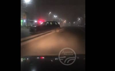 В Рязани автомобиль повис на разделительных бордюрах, установленных на улице Новосёлов