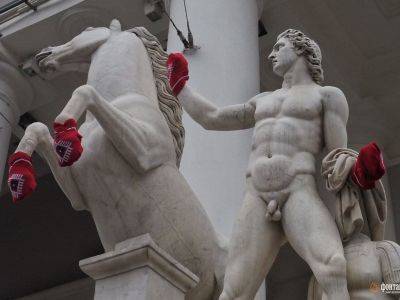 В Петербурге задержаны мужчины за попытку надеть варежки на скульптуры коней