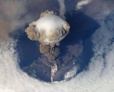 На испанском острове Ла-Палма извержение вулкана сопровождается мощными землетрясениями и мира