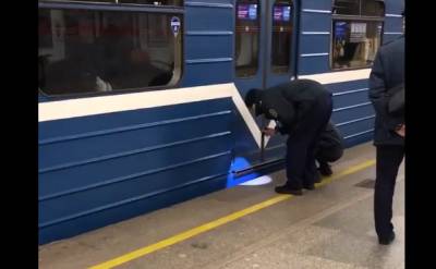 В Петербурге 13-летний школьник прыгнул под поезд в метро