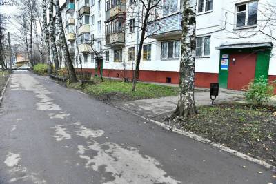 В Ярославле начали ремонтировать ямы во дворах за счет жителей