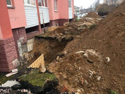 Жители многоквартирного дома в Сосново пытаются прекратить незаконные работы по демонтажу здания