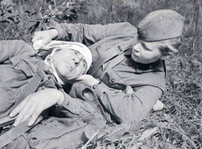 Почему советские санитарки на поле боя лечили немецких солдат - Русская семерка
