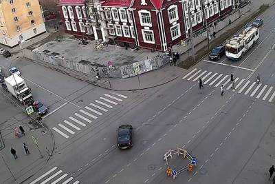 Просевший кусок асфальта на проспекте Ленина в Петрозаводске отремонтируют
