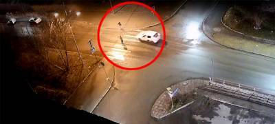 Автомобиль чудом не сбил пешеходов на проблемном перекрестке в Петрозаводске (ВИДЕО)