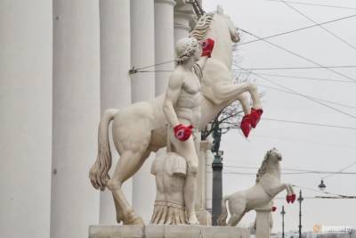 В Музее городской скульптуры Петербурга переодевание статуй назвали «актом вандализма»