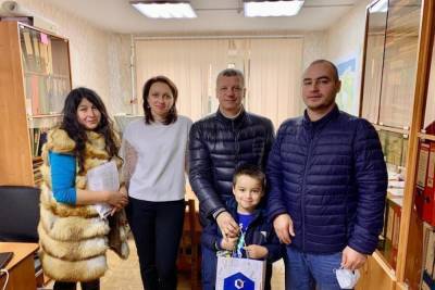 Многодетная семья в Ломоносовском районе получила трехкомнатную квартиру