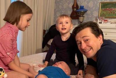 Сергей Безруков опубликовал новое семейное фото и рассказал, на кого похож его младший сын