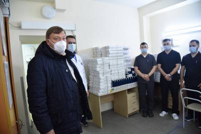 Волонтеры привезли угощениями медикам «красной зоны» в Ростове накануне Дня народного единства