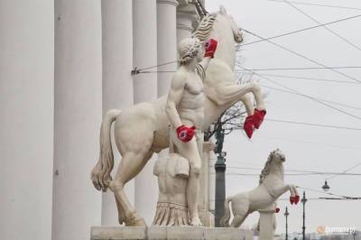 Трое петербуржцев решили «утеплить» статуи в центре города и были задержаны - ivbg.ru - Украина - Санкт-Петербург - Петербург