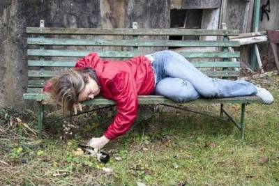 Трое северодвинских отроков обокрали спавшую на скамейке даму