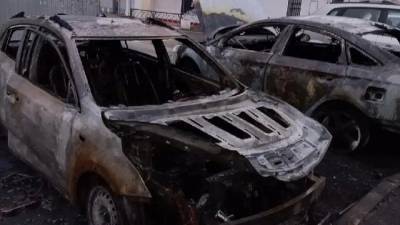 В Буграх неизвестный сжег четыре припаркованных автомобиля